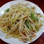 餃子菜館 清ちゃん - 一番人気の塩焼きそば。3分の1を占めるモヤシが決め手！