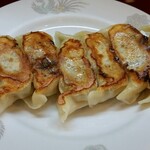 餃子菜館 清ちゃん - 焼き餃子は時間差で出してくれました。一人で訪問したので気遣いが有難い。おかげで熱々をいただくことができました