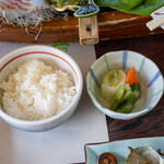 うに清 - 2021.5 御飯（白米）、漬物（白菜、胡瓜、人参、大根の葉の糠漬け）
