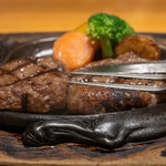 さわやか - 2021.5 げんこつハンバーグ（1,100円）半割りにして鉄板に押し付けます