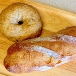 カフェむぎわらい - もち麦ベーグルと全粒粉のミニバゲット