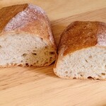 カフェむぎわらい - 全粒粉バゲット断面
                                気泡はないけどリベイクするとクラストはカリカリ
                                クラムもっちりで美味しい