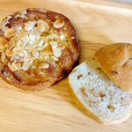 カフェむぎわらい - 左 アーモンドケーキ (正式名称失念です)
                                右 オニオンパンは飴色玉ねぎが練り込んであります