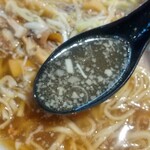 中華そば えもと - 背脂入りスープ