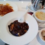 広東名菜 富徳 - 本日のランチより、マーボー茄子と白身魚のチリソース(1,320円)
