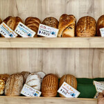 ベッケライ テューリンガー ヴァルト - 奥の店にはハード系の重たいパンが並んでいます