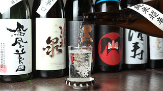 Motsunabe Kurara - 日本酒 注ぐ写真