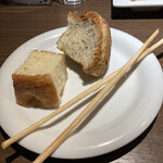 ガフーリオ - ぱん3種
            フォカッチャ、バジルのパン、グリッシーニ（割箸じゃないよ）