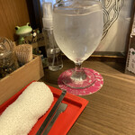 ガフーリオ - お水には氷がたっぷり！
      お手拭きも布で、トング付き