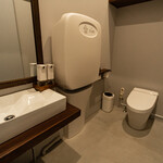 めがね食堂 a la gri - 広々としたトイレ空間にはベビーシートの設置や、マウスウォッシュなどのアメニティもご用意してあります
