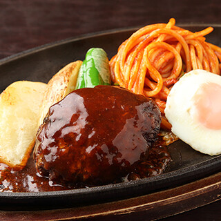 丁寧に仕上げる自慢のハンバーグ。濃厚デミグラスソースに絡めて