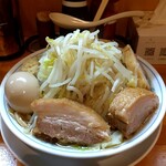 連 - ラーメン(麺量160g前後)、トッピングは味玉、
豚２枚。
コールは野菜、ニンニクマシ。