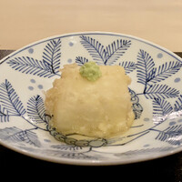 ぎんざ 一二岐 - 揚げ胡麻豆腐 揚げたての熱々、胡麻豆腐は比較的味が薄味ですがトロミのある餡と一緒にいただくことを考慮された味付けなのですね。 とても美味しいです。