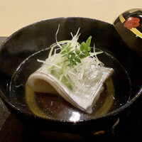 ぎんざ 一二岐 - お椀　千葉竹岡の太刀魚の酒蒸し　太刀魚の脂が薄っすらとお出汁の表面に、上品な旨みがありとても良い味わいです。 下にはよもぎ麩、木の芽の爽やかな香りと山椒の様な風味が素敵です。