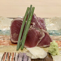 ぎんざ 一二岐 - 鰹の藁焼き　高知県で水揚げされた初鰹、脂ののりは戻り鰹には及ばないものの、この時期ならではのさっぱりとした美味しさがあります。 ニンニクはおろさずにスライスされ、香りがひと際たちます。 添えられたお塩でいただきましたが、ほのかに甘みもあり燻したような香りも軽く上品な仕上がり、ボリュームにも満足です。