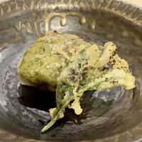 ぎんざ 一二岐 - 桜鯛の蕗味噌焼き
                      たっぷりとのせた蕗味噌の甘み風味も良く、しっとりと焼かれた桜鯛がとても美味しいです。
                      添えているのは新茶葉の天ぷら、これも旬のお楽しみですね♪