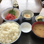 丸八食堂 - マグロ中落ち定食。ご飯の盛りだけはスゴい