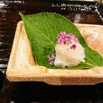 勢麟 - 最初のお造りは鱧の薄づくりです。骨のない部分を梅肉醤油で
