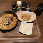 仏と伊と創作 K - 酸辣湯麺と小籠包風蒸し餃子のセット1000円