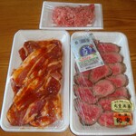 丸重商店 - 左が生姜焼き用。右は有名な牛たたき！