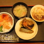 Resutoram mikaku - 朝から　サーモン漬け丼、水炊きなど豪華です