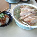 新立麺館 - デリシャスラーメン大と豚キムチ丼