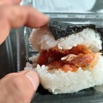 マル味 - 鮭おにぎり　おにぎりを割った写真
僕の手が汚れてた為、強めのボカシを入れて何とか掲載す（笑）