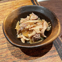 鳥茂 - お通し
                    ガツとタマネギの和え物