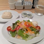 アグネスカフェ - 前菜のサラダ ＆ パン