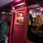 THE AVERY'S IRISH PUB - 赤いドアが目印♪