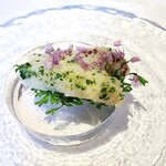 ウシマル - ＊九十九里産の穴子の炭火焼き。
      オリーブオイル・レモン・パセリのソースに西洋ネギの花の部分を散らして。