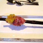 ウシマル - ＊国内の餌で育てた房総地鶏。勝浦で採れた天然のクロモジの木と共に蒸し焼き。