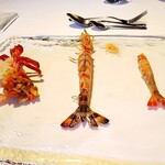 ウシマル - ＊九十九里朝採れの恵み。
      サルエビ・車海老・メスの伊勢海老他をサルエビをオーブンで乾燥させた海老塩で。