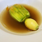 ウシマル - ＊花ズッキーニと海老の出汁を使ったスープ。
      花びらの中に自家菜園の空豆、夷隅のモッツァレラチーズ。