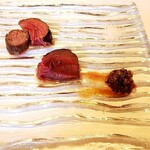 ウシマル - ＊ジャージー牛55日熟成の肩かぶりの炭火焼き/ジャージー牛を使用したソーセージ/青草を食べて育った夏鹿のもも肉。　山葡萄とバルサミコを合わせたソースで。