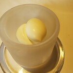 ウシマル - ＊地元牧場のミルクを使ったヨーグルトとアイス。