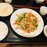 Hontanron - 鶏肉辛味炒め（ライス、サラダ、スープ、杏仁豆腐がセット）