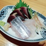 季節料理 すい舎 - お造り：カツオ、太刀魚、ヒラタガレイ