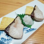 季節料理 すい舎 - 焼物：ブリの塩焼きと玉子焼き