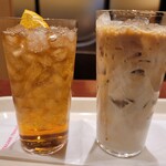 イタリアン・トマトカフェジュニア - アイスカフェラテ(350円)/アイスピーチティー(280円)