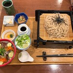 さんて - 手打ざる蕎麦あい盛りセット 1790円﻿
      +110円 ミニまぐろ丼に変更﻿
      山芋とろろ﻿、今日の小鉢﻿、香の物﻿