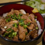 べろん家 - 日替わり炙りチャーシュー丼750円