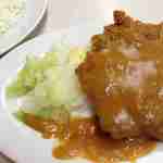 肉のますゐ - 下には茹でキャベツとポテサラ