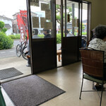 麺処 ごまや - 店内。換気がしっかりされていて自然の風が心地よい。