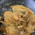 麺処 ごまや - 搾菜をポーン！このおかげでスープの塩味が増した… 麺と絡めながら食するのが吉とみた。