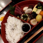 江戸菊 - 半月弁当1,980円　黄色くて丸いのは玉ねぎ