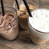 グッディ グッディ - ドリンク写真:セットのドリンク すべてアイスで左からチョコレートミルク カフェオレ ミルクティー
