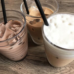 グッディ グッディ - ドリンク写真:セットのドリンク すべてアイスで左からチョコレートミルク カフェオレ ミルクティー