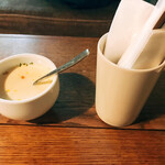 cafe marble  仏光寺店 - 新玉ねぎのスープとカトラリー。