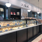 ル・プチメック - ショーケースが長くて撮りきれません笑